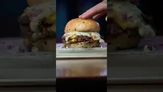 AS&Iacute; SE HACE LA MEJOR BURGER DE MIAMI 2025 🔥🍔 #cheese #burger #labirrabar #recipe #hamburguesa