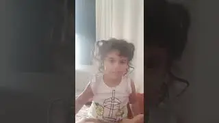 Dra Ayla cantando para o papai no p&oacute;s cir&uacute;rgico