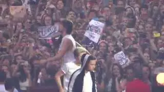 Kiss You - One Direction @ Paris