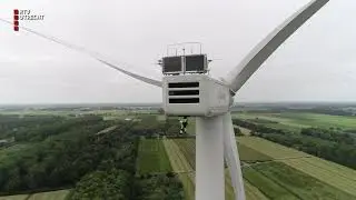 Monteurs abseilen van windmolen Vianen als oefening voor noodsituatie [RTV Utrecht]