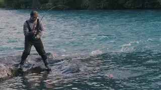 Pescando Salmon en fuertes Corrientes