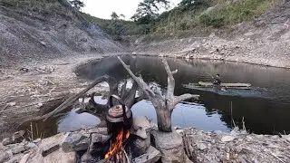 Solo Bushcraft: Camping alone, Make a bamboo boat for fishing, Survival instincts-Day8