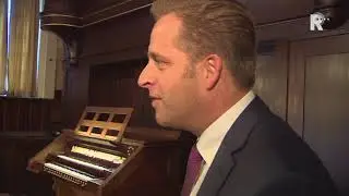 Organist speelt You'll Never Walk Alone voor Hugo de Jonge