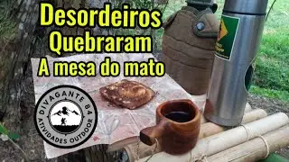 Destruíram a mesinha do mato 