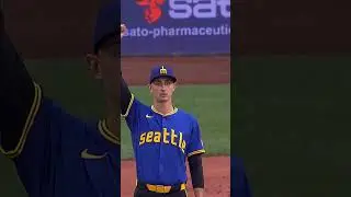 Julio Rodr&iacute;guez robs Marcus Semien with an all-out sliding catch 😤