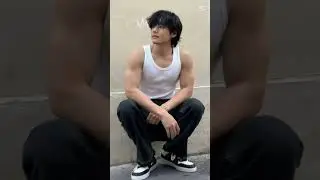 OMG check out those muscles, he keeps getting fine🔥, please subscribe 🙏#kimtaehyung #v #bts #shorts
