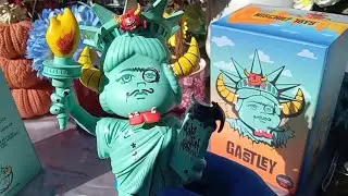 Liberty Insanity 201! Статуя Гастли, символизирующая озорство! С Днём ветеранов!