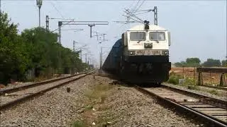 डीजल इंजिन के साथ मालगाड़ी | WDG 4 with BCNHL Rake in TV Section | BCNHL Crossing BCNHL