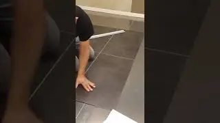 Plaatsen vinyl vloer met zelfklevende tape