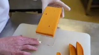 Corte de Mimolette por Virginie Dubois
