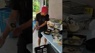 the process of packing durians for customers. vacuum sealed.