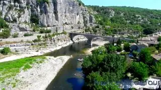 Surplombant la rivi&egrave;re Ard&egrave;che, Balazuc, un des plus beaux villages de France (Notrebellefrance)