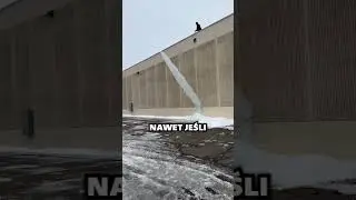 😳Jego praca to niszczenie niebezpiecznych sopli lodu!❄️