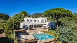 Propriété d’exception avec vue sur la baie de Saint-Tropez, piscine et dépendance, à Grimaud.