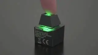 Брелок Razer Backlit keycap keychain