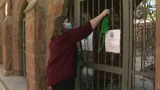 Albuquerque church hangs masks outside for anyone to grab