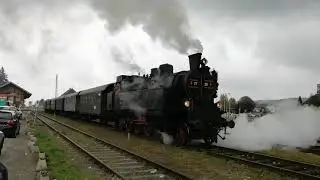 Historische Zugsgarnitur mit Dampflok im Bahnhof Mattighofen