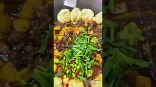 大厨哥哥亲自下厨，教农村娃做柴火鸭锅边馍！自家养的鸭子配上鲜椒兔，这顿周末大餐太香了！#农村娃 #柴火鸭 #农村美食 #记录真实生活 #锅边馍 #大厨教做菜