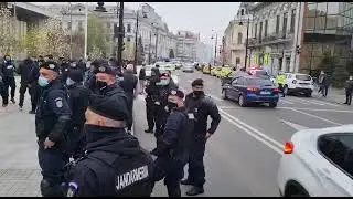 EXCLUSIV | Fanii lui FCU Craiova au luat foc cand s-au intalnit in oras cu autocarul rivalei CS U!