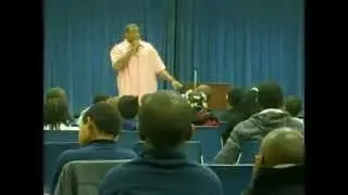 Lenny Cooke speaking to kids