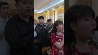 Siswa siswi kelas IX SMP PL Santo Albertus menyanyikan lagu mars sekolah