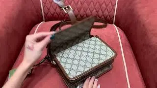 Gucci 671620 Mini shoulder bag with Interlocking G in Beige and ebony GG Supreme canvas.