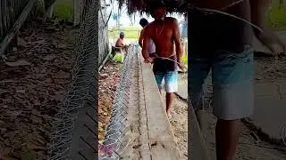 Workers make unique handmade mesh fences