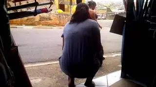 cachorro fedido briga com agua