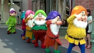 The Seven Dwarfs has come as greeting (Tokyo Disneyland)