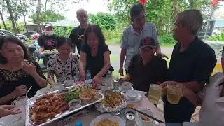 Chú 7 về đi ăn đám giỗ mẹ cô Nhì
