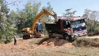 Excavator help car land very good / Help together.