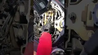 Снятие двигателя Triumph 1050 за 60 секунд | Разбор мотоцикла #мотоцикл #ремонт #triumph #timelapse