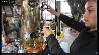 Приготовление традиционного кофе на улице в Боготе, Колумбия.