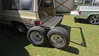 Компания Camper Shell на автомобиле Chevy C10 