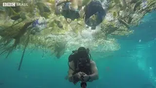 Mergulhador filma 'mar de lixo' em ilha vizinha a Bali