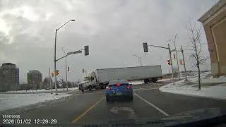 Why did he run the red light?? #oakville #toronto #ontario #canada #drivingfails #truck #torontolife