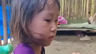 💔 Tiny Hands, Big Responsibility – A Young Girl Cooks for Her Baby Brother😳😳