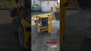 DualDrive &mdash; one machine, two ways to work.DualDrive in action.Reversed bucket. Full control.