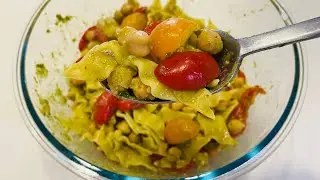 Pasta e ceci estiva con pomodorini e pesto! Un piatto unico saporitissimo, fresco e veloce da fare!