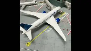 Daron Planes on Gemini Airport 1/400 by Daron toys.