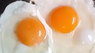 #preparingfryeggs #sunnysideup  #flippingeggs