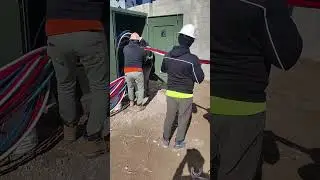 Pasando los cables para instalar un transformador de un ascensor 