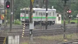 小雨の滝川駅 車両基地から遠く離れた引込線に向っていく根室本線の回送列車キハ40系