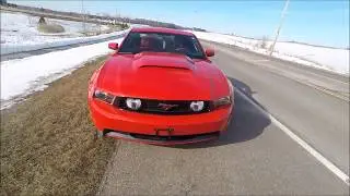 Резкие ускорения и разгон от 0 до 60 миль в час на Mustang GT 5.0 2011 года!... Убийца GXP?
