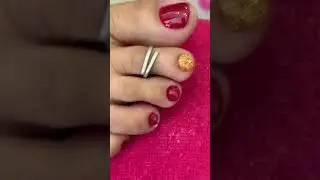 #toenails #prettytoes #cutefeet #toeslover #footmodels #goldenglitter #feet #toerings #nailart #toe