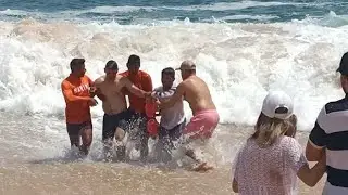DIOS MÍO...!!! POR POCO SE LO TRAGA EL MAR...!!! PERO ACTUARON A TIEMPO LOS SALVAVIDAS