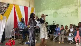 Chant de louange en fran&ccedil;ais groupe musical du Temple Shalom EEI-Colsama lors du culte le 11-01-2026