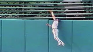 MIL@BAL: Yount robs a homer with a leaping catch