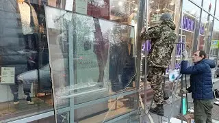 Заменили разбитые большие стеклопакеты в витрине магазина, подробно как разобрать фасад, чем крепить