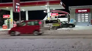 Politibil ute å kjøre
